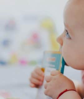 Bébé en pleine poussée dentaire qui mâchouille un objet