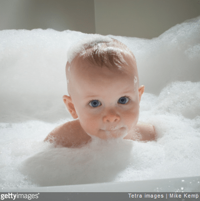 Sortie de bain : 4 astuces pour que bébé n’ait plus la peau sèche