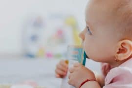 Bébé en pleine poussée dentaire qui mâchouille un objet
