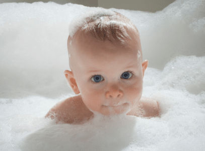 Sortie de bain : 4 astuces pour que bébé n’ait plus la peau sèche