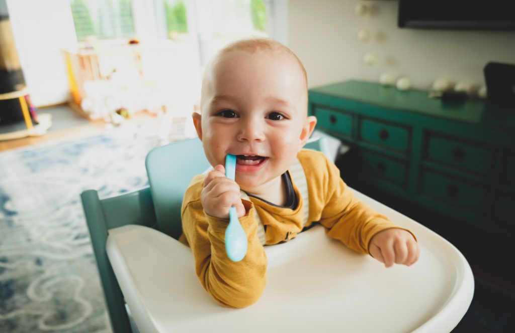 Alimentation pour bébé de 8 mois : que mange-t-il ?
