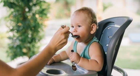 Alimentation pour bébé de 8 mois : que mange-t-il ?