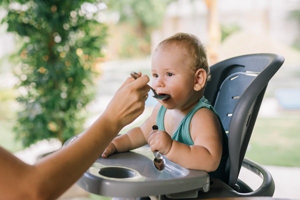 Alimentation pour bébé de 8 mois : que mange-t-il ?