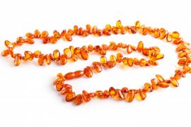 Le collier d’ambre : utile pour la douleur des poussées dentaires ?