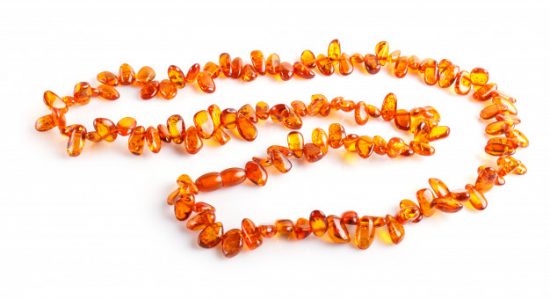 Le collier d’ambre : utile pour la douleur des poussées dentaires ?