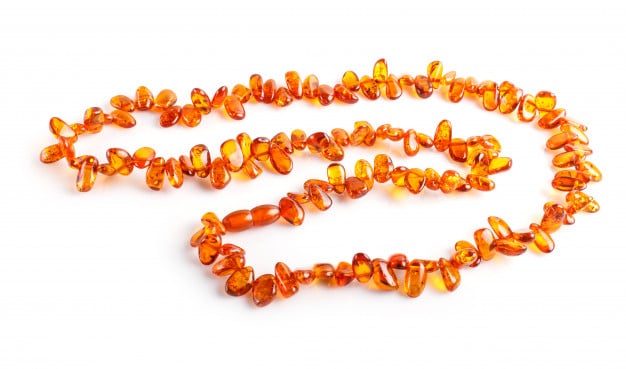 Le collier d’ambre : utile pour la douleur des poussées dentaires ?